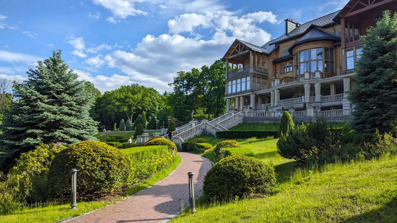 Luxury mansion representing high-value assets involved in a collaborative divorce in Florida.